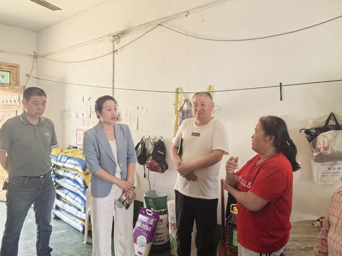 迎國(guó)慶?送溫暖——淮糧集團(tuán)走訪慰問(wèn)錢廟鄉(xiāng)圩西村困難群眾