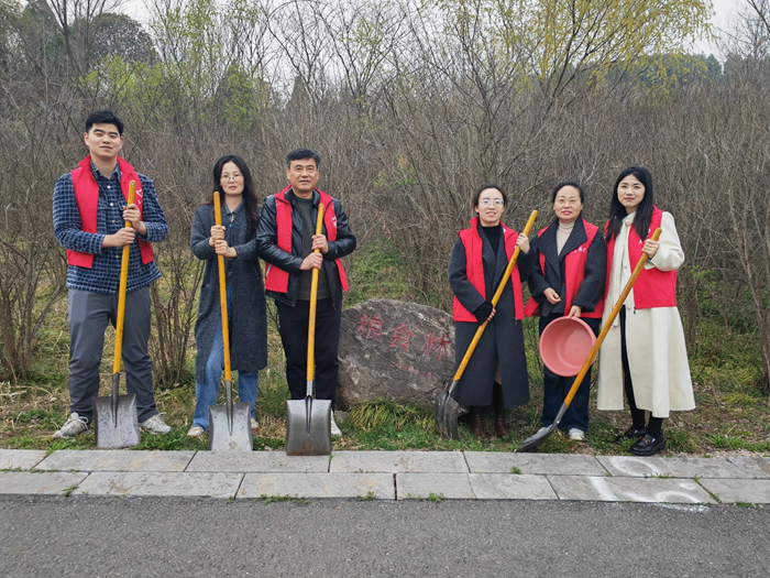 機(jī)關(guān)黨支部開展“拔草護(hù)綠”主題黨日活動(dòng)